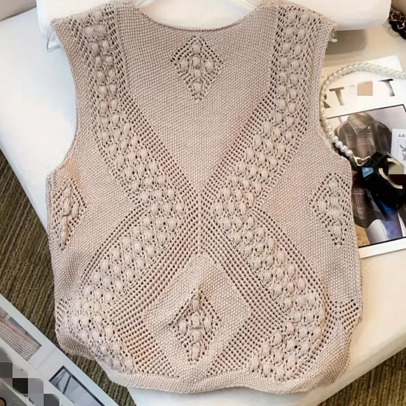 Beige V Neck Knitted Semi Sheer Sleeveless Top Size Large - Picture 2 of 8